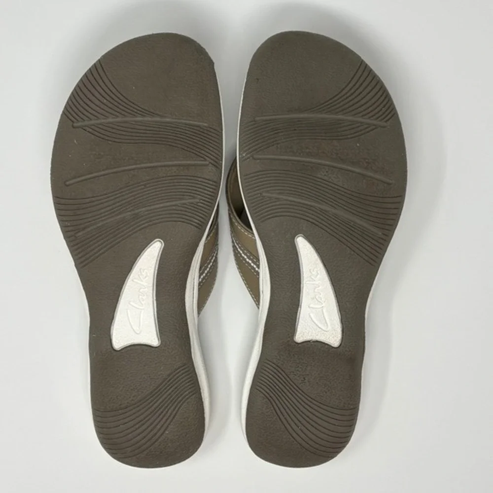 Clarks Cloudsteppers Brinkley Jazz Flip Flops Wmn 10M Taupe Gray Sandals